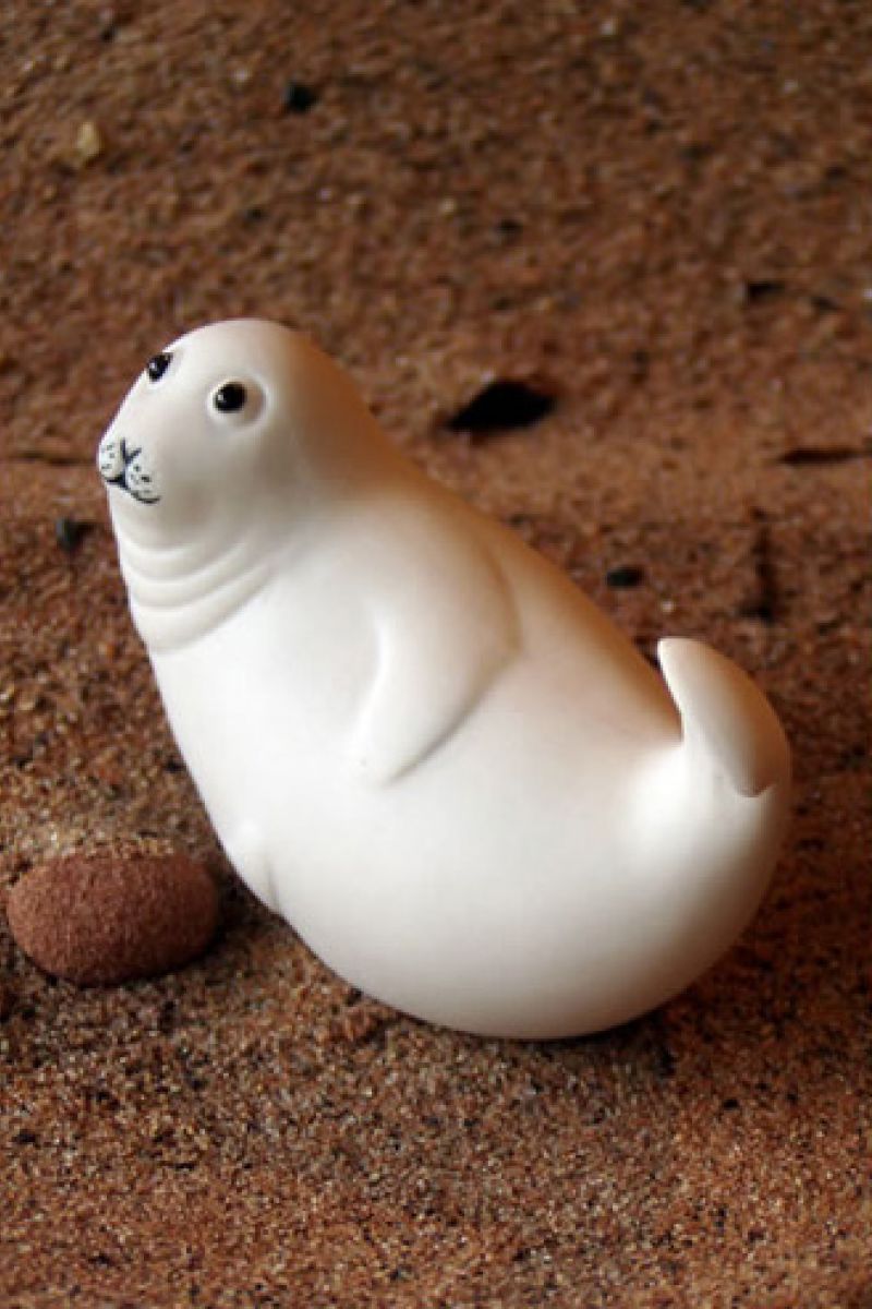 SEAL PUP WHITE WITH TAIL UP